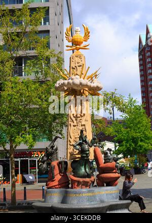 Rotterdam, NIEDERLANDE, 16-07-25 . Das Toonder Monument wurde als Hommage an den niederländischen Karikaturisten Marten Toonder geschaffen und ist eine skurrile Erinnerung Stockfoto
