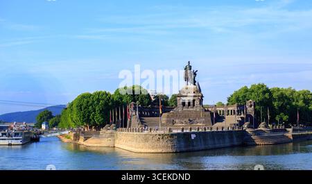 Koblenz, Deutschland. Gelegen an Rhein und Mosel. Die Skulptur Kaiser Wilhelm blickt über Rhein und Mosel mit Ehrenbreitstein Stockfoto