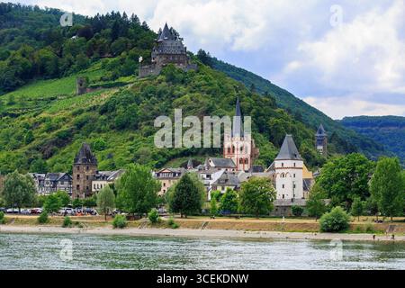 Bacharach, Deutschland mit Schloss Stahleck mit Blick auf die Stadt. Bacharach ist bekannt für seinen mittelalterlichen Charakter, seine Weinberge und seine Lage innerhalb der UNO Stockfoto