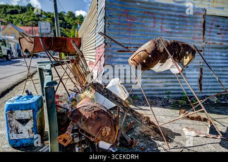 Soufriere, Saint Lucia - 22. Dezember 2015: Zufällige Objekte und Gebäude an den Ufern von Soufriere in St. Lucia Stockfoto