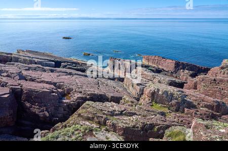 Felsige Klippen und ruhiges Meer am Rua Reidh Point in Nordschottland, Großbritannien Stockfoto
