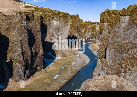 Fjaðrá Fluss fließt durch die Schlucht Fjaðrárgljúfur, Skaftárhreppur, Region Süd, Süd Wahlkreis, Island Stockfoto