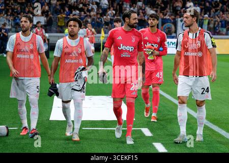 Carlo Pinsoglio vom Juventus FC, Daniele Rugani vom Juventus FC und Weston McKennie vom Juventus FC traten vor dem Fußballspiel zwischen A auf Stockfoto