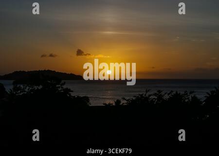 Morgan Bay, Saint Lucia - 1. Januar 2016: Sonnenuntergang über dem Horizont von Morgan Bay Saint Lucia Stockfoto