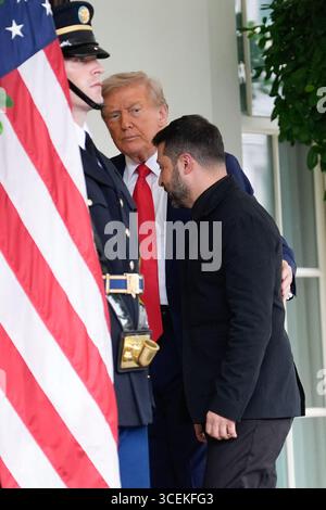 Washington, Usa. August 2025. US-Präsident Donald Trump begrüßt den ukrainischen Präsidenten Wolodymyr Zelenskiy vor seinem Treffen mit europäischen Staats- und Regierungschefs am 18. August 2025 im Weißen Haus in Washington. Kredit: Yuri Gripas/Pool über CNP Kredit: Abaca Press/Alamy Live News Stockfoto