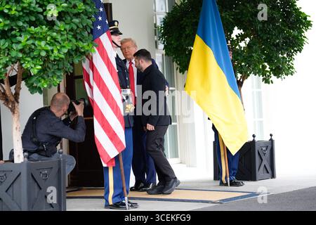 Washington, Usa. August 2025. US-Präsident Donald Trump begrüßt den ukrainischen Präsidenten Wolodymyr Zelenskiy vor seinem Treffen mit europäischen Staats- und Regierungschefs am 18. August 2025 im Weißen Haus in Washington. Kredit: Yuri Gripas/Pool über CNP Kredit: Abaca Press/Alamy Live News Stockfoto
