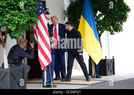 Washington, Usa. August 2025. US-Präsident Donald Trump begrüßt den ukrainischen Präsidenten Wolodymyr Zelenskiy vor seinem Treffen mit europäischen Staats- und Regierungschefs am 18. August 2025 im Weißen Haus in Washington. Kredit: Yuri Gripas/Pool über CNP Kredit: Abaca Press/Alamy Live News Stockfoto