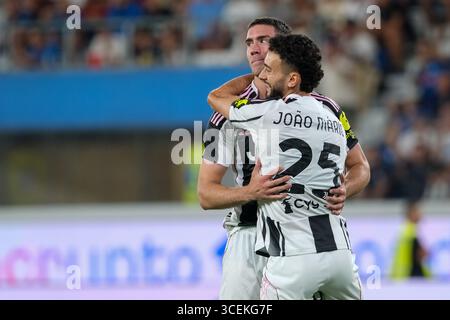 Dusan Vlahovic vom Juventus FC und Joao Mario vom Juventus FC feiern nach einem Tor im Fußballspiel zwischen Atalanta BC und Juventus FC Stockfoto