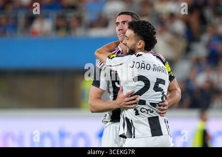 Dusan Vlahovic vom Juventus FC und Joao Mario vom Juventus FC feiern nach einem Tor im Fußballspiel zwischen Atalanta BC und Juventus FC Stockfoto