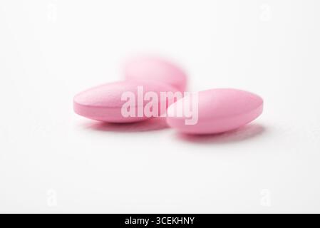 Multivitamintabletten auf hellem Papierhintergrund. Nahaufnahme. Kopierbereich Stockfoto