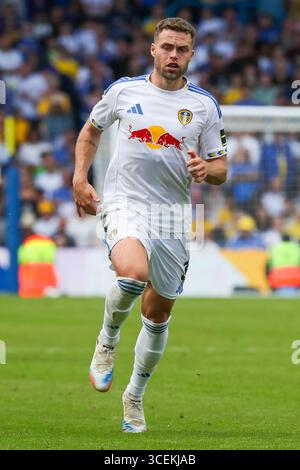 Leeds, Großbritannien. August 2025. Leeds United Gabriel Gudmundsson (3) während des Freundschaftsspiels Leeds United FC gegen Villarreal CF vor der Saison in Elland Road, Leeds, England, Großbritannien am 2. August 2025Credit: Lee Keuneke/Every Second Media Credit: Every Second Media/Alamy Live News Stockfoto