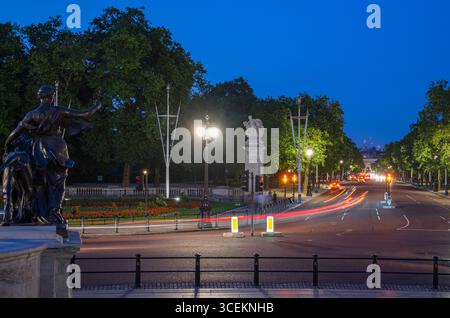 Vom Victoria Memorial Blick über The Mall in Richtung Admiralty Arch, City of Westminster, London, England, Vereinigtes Königreich Stockfoto