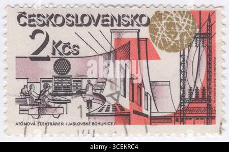 TSCHECHOSLOWAKEI - 10. Juni 1981: Zweikronen mehrfarbige Briefmarke mit Kunstwerk Kernkraftwerk Jaslovske Bohunice. Die Ausstellung Erfolge sozialistischer Leistungen. Ein Kernkraftwerk ist ein Wärmekraftwerk, in dem die Wärmequelle ein Kernreaktor ist. Wie bei thermischen Kraftwerken wird Wärme zur Erzeugung von Dampf verwendet, der eine Dampfturbine antreibt, die mit einem Stromerzeuger verbunden ist Stockfoto