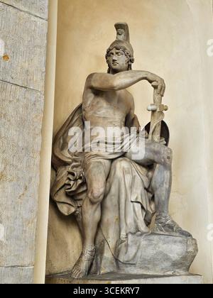 Eine Statue des Mars, des römischen Kriegsgottes, der sein Schwert weglegte, befindet sich in einer Nische des Brandenburger Tors. Diese neoklassizistische Skulptur wurde von geschaffen Stockfoto