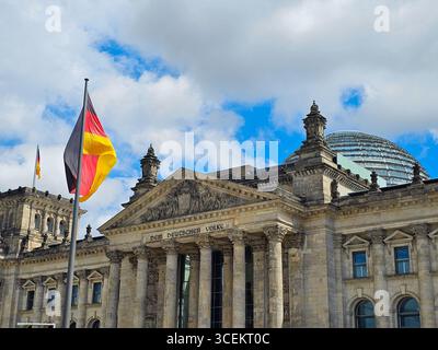 Die Fassade des historischen Reichstagsgebäudes, Sitz des Deutschen Bundestages. Die Inschrift „dem Deutschen Volke“ Stockfoto