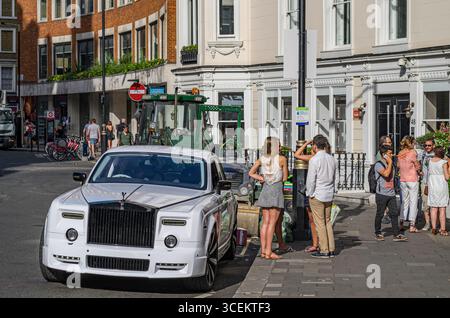 Weißen Rolls-Royce Phantom Luxus Auto geparkt Bordsteinkante, Curzon Street, Mayfair, City of Westminster, London, England, Vereinigtes Königreich Stockfoto