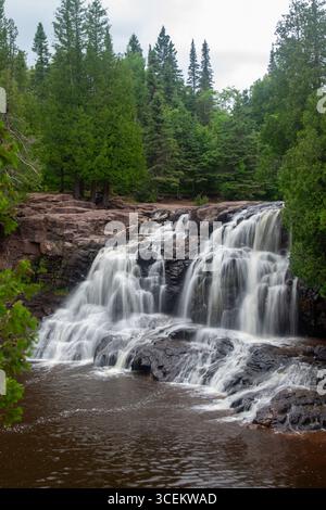 Vertikale Slow Shutter-Aufnahme eines Wasserfalls im Gooseberry State Park Stockfoto