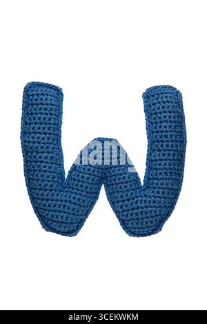 Ein großer Buchstabe W, handgefertigt aus blauem Strickgarn. Stockfoto