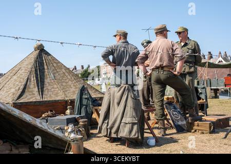 Lytham, England, Vereinigtes Königreich – 17. August 2025: Historische Reenactoren, die deutsche Soldaten des Zweiten Weltkriegs darstellen, werden während der Annua in einem Lager ausgestellt Stockfoto