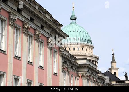 Potsdamer Stadtbild mit zwei Wahrzeichen: Preußische Barockfassade des Stadtschlosses Potsdam und Kuppel der Nikolaikirche auf dem alten Marktplatz Stockfoto