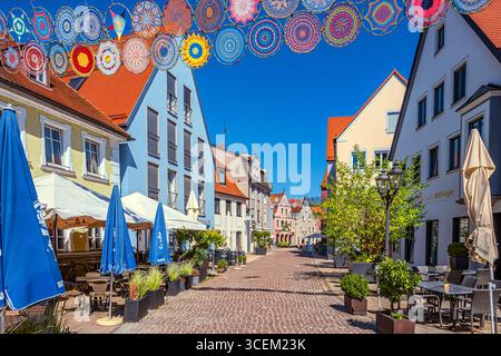 Bayern : bunte Dekorationen hängen über einer Straße in Donauwörth Stockfoto