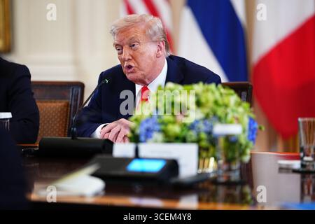 Washington DC, USA. August 2025. US-Präsident Donald J Trump nimmt am Montag, den 18. August, im östlichen Saal des Weißen Hauses in Washington, DC, USA, an einem multilateralen Treffen mit europäischen Führern Teil. 2025. die europäischen Staats- und Regierungschefs befinden sich im Weißen Haus, um Präsident Zelenskyy zu unterstützen, nachdem Präsident Trump am Freitag, den 15. August, mit dem russischen Präsidenten Wladimir Putin in Anchorage, Alaska, USA, zusammentreffen wurde. 2025.Credit: Aaron Schwartz/Pool über CNP /MediaPunch Credit: MediaPunch Inc/Alamy Live News Stockfoto