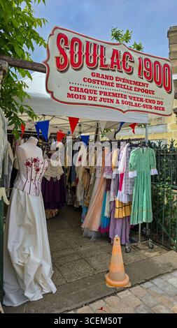 Verleih historischer Kostüme im Stil der Belle Epoque für das jährliche Festival Soulac 1900. Juni 2025. Soulac-sur-Mer, Aquitaine, Frankreich. Stockfoto
