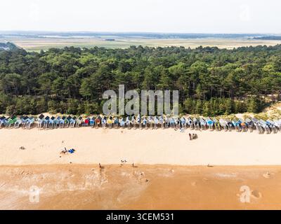 Luftbild der farbenfrohen Strandhütten am Strand unter den Kiefern in Wells-next-the-Sea an der Küste von Nord-Norfolk, aufgenommen am 13. August Stockfoto