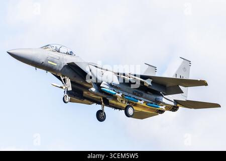 Die F-15E Strike Eagle, die der 492nd Fighter Squadron zugeteilt wurde, landet am 5. August 2025 bei der RAF Lakenheath in Suffolk. Stockfoto
