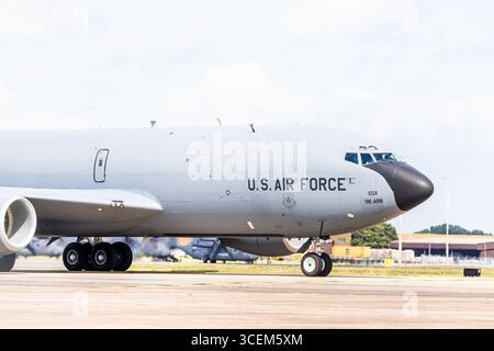 Boeing KC-135R fährt von der Start- und Landebahn nach der Landung in der RAF Mildenhall, Suffolk, am 5. August 2025. Stockfoto