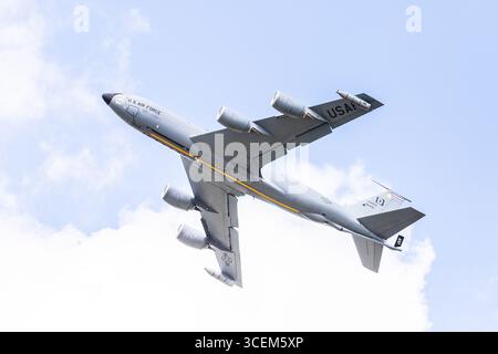 Boeing KC-135R über der RAF Mildenhall, Suffolk, gesehen am 5. August 2025. Stockfoto