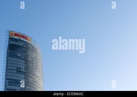 Postturm im Licht der untergehenden Sonne in Bonn der Postturm in Bonn wird am 17. August 2025 von der untergehenden Sonne angestrahlt. Das Hochhaus ist das Hauptverwaltungsgebäude der Deutschen Post DHL Group und zählt zu den markantesten Wahrzeichen der Stadt. *** Postturm im Licht der untergehenden Sonne in Bonn der Postturm in Bonn wird am 17. August 2025 von der untergehenden Sonne beleuchtet das Hochhaus ist das Hauptverwaltungsgebäude der Deutschen Post DHL Group und eines der markantesten Wahrzeichen der Stadt Stockfoto