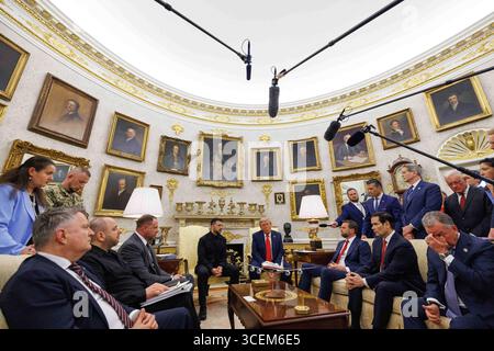 Washington, Usa. August 2025. US-Präsident Donald J Trump trifft am Montag, den 18. August, im Oval Office des Weißen Hauses in Washington, DC, USA, mit dem ukrainischen Präsidenten Wolodymyr Zelenskyy zusammen. 2025. nach dem Treffen von Präsident Trump mit dem russischen Präsidenten Wladimir Putin in Anchorage, Alaska, USA, am Freitag, den 15. August, sind die europäischen Staats- und Regierungschefs im Weißen Haus zur Unterstützung von Präsident Zelenskyy anwesend. 2025. Quelle: Abaca Press/Alamy Live News Stockfoto
