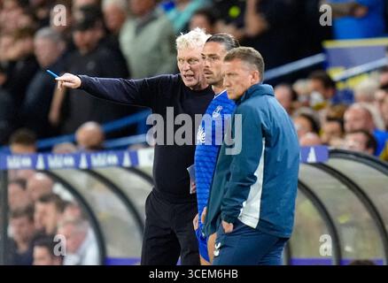 Evertons Jack Grealish erhält Anweisungen von Manager David Moyes, als er während des Premier League-Spiels in Elland Road, Leeds, ersetzt wird. Bilddatum: Montag, 18. August 2025. Stockfoto