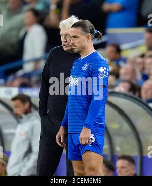 Evertons Jack Grealish erhält Anweisungen von Manager David Moyes, als er während des Premier League-Spiels in Elland Road, Leeds, ersetzt wird. Bilddatum: Montag, 18. August 2025. Stockfoto