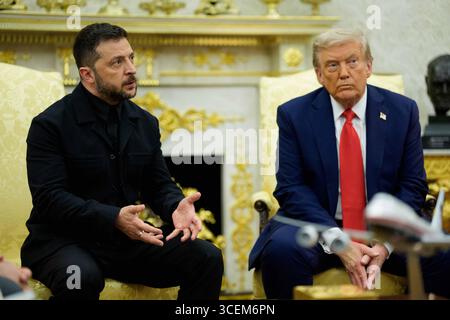 Washington, Usa. August 2025. US-Präsident Donald J Trump trifft am Montag, den 18. August, im Oval Office des Weißen Hauses in Washington, DC, USA, mit dem ukrainischen Präsidenten Wolodymyr Zelenskyy zusammen. 2025. nach dem Treffen von Präsident Trump mit dem russischen Präsidenten Wladimir Putin in Anchorage, Alaska, USA, am Freitag, den 15. August, sind die europäischen Staats- und Regierungschefs im Weißen Haus zur Unterstützung von Präsident Zelenskyy anwesend. 2025. Foto: Pool/ABACAPRESS.COM Credit: abaca Press/Alamy Live News Stockfoto