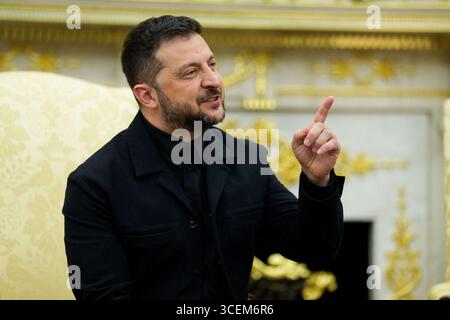 Washington, Usa. August 2025. Der ukrainische Präsident Wolodymyr Zelenskyj trifft sich am Montag, den 18. August, im Oval Office des Weißen Hauses in Washington, DC, USA, mit US-Präsident Donald J Trump (nicht abgebildet). 2025. nach dem Treffen von Präsident Trump mit dem russischen Präsidenten Wladimir Putin in Anchorage, Alaska, USA, am Freitag, den 15. August, sind die europäischen Staats- und Regierungschefs im Weißen Haus zur Unterstützung von Präsident Zelenskyy anwesend. 2025. Quelle: Abaca Press/Alamy Live News Stockfoto