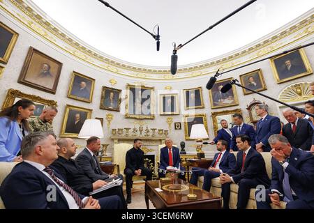 Washington, Vereinigte Staaten Von Amerika. August 2025. US-Präsident Donald J Trump trifft am Montag, den 18. August, im Oval Office des Weißen Hauses in Washington, DC, USA, mit dem ukrainischen Präsidenten Wolodymyr Zelenskyy zusammen. 2025. nach dem Treffen von Präsident Trump mit dem russischen Präsidenten Wladimir Putin in Anchorage, Alaska, USA, am Freitag, den 15. August, sind die europäischen Staats- und Regierungschefs im Weißen Haus zur Unterstützung von Präsident Zelenskyy anwesend. 2025. Quelle: SIPA USA/Alamy Live News Stockfoto