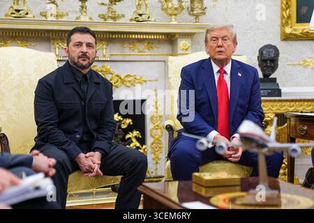 Washington, Vereinigte Staaten Von Amerika. August 2025. US-Präsident Donald J Trump trifft am Montag, den 18. August, im Oval Office des Weißen Hauses in Washington, DC, USA, mit dem ukrainischen Präsidenten Wolodymyr Zelenskyy zusammen. 2025. nach dem Treffen von Präsident Trump mit dem russischen Präsidenten Wladimir Putin in Anchorage, Alaska, USA, am Freitag, den 15. August, sind die europäischen Staats- und Regierungschefs im Weißen Haus zur Unterstützung von Präsident Zelenskyy anwesend. 2025. Quelle: SIPA USA/Alamy Live News Stockfoto