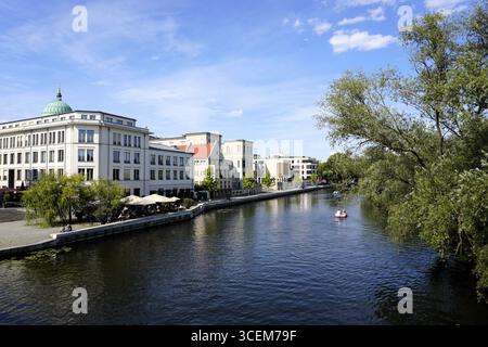 Panoramablick auf die Potsdamer Stadtlandschaft mit der Wahrzeichen-Kuppel der Nikolaikirche an der Havel an einem sonnigen Sommertag Stockfoto