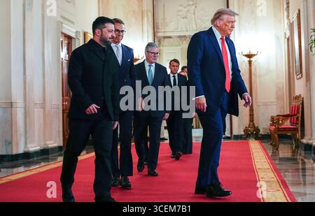 US-Präsident Donald J Trump, rechts, führt, von links, Präsident Wolodymyr Zelenskyy aus der Ukraine, Präsident Alexander Stubb aus Finnland, Premierminister Keir Starmer aus dem Vereinigten Königreich, Präsident Emmanuel Macron aus Frankreich und andere europäische Staats- und Regierungschefs für ein "Familienfoto" in der Kreuzhalle des Weißen Hauses in Washington, DC, USA am Montag, den 18. August, an. 2025. die europäischen Staats- und Regierungschefs befinden sich im Weißen Haus, um Präsident Zelenskyy zu unterstützen, nachdem Präsident Trump am Freitag, den 15. August, mit dem russischen Präsidenten Wladimir Putin in Anchorage, Alaska, USA, zusammentreffen wurde. 2025.Credit: Aaron Schwart Stockfoto