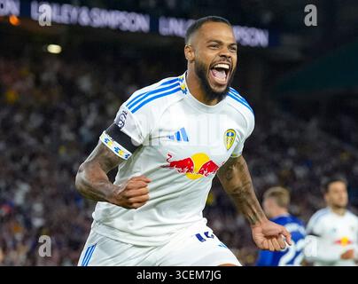 Lukas Nmecha von Leeds United feiert das erste Tor ihrer Mannschaft aus einem Elfmeter während des Premier League-Spiels in Elland Road, Leeds. Bilddatum: Montag, 18. August 2025. Stockfoto