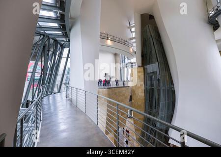 Personen innerhalb des zentralen Atrium des Guggenheim Museum, Bilbao, Vizcaya, Baskenland, Spanien Stockfoto