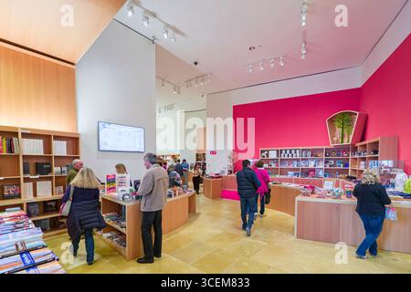 Menschen in der Geschenk-Shop des Guggenheim Museum, Bilbao, Vizcaya, Baskisches Land, Spanien Stockfoto