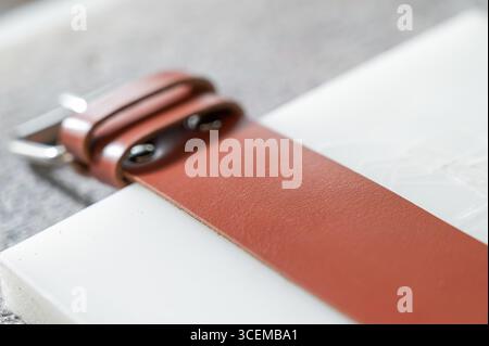 Nahaufnahme des Ledergürtels. Stockfoto