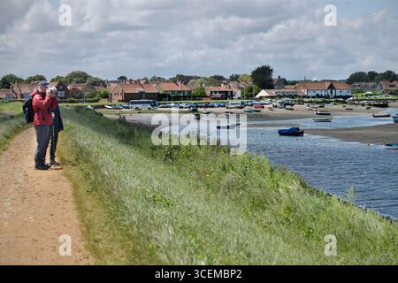 Touristen bei Ebbe, burnham Ovar Staithe, Nord norfolk, england Stockfoto