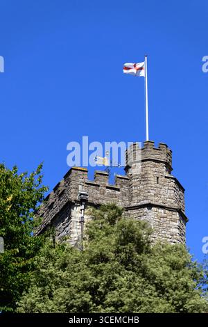 Die Flagge Englands, die auf dem Turm der St. Marys Church in Twickenham, London vor einem klaren blauen Himmel fliegt. Stockfoto