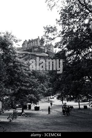 Monochrom von Touristen, die während des Festivals in Schottland Fotos von Edinburgh Castle machen Stockfoto