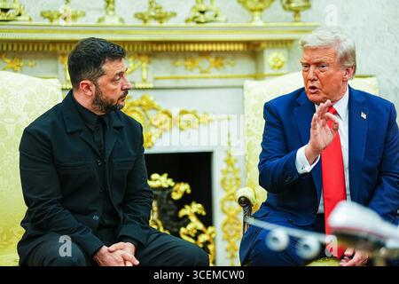 Anchorage, Alaska, USA. August 2025. US-Präsident Donald J Trump trifft am Montag, den 18. August, im Oval Office des Weißen Hauses in Washington, DC, USA, mit dem ukrainischen Präsidenten Wolodymyr Zelenskyy zusammen. 2025. die europäischen Staats- und Regierungschefs sind im Weißen Haus zur Unterstützung von Präsident Zelenskyy im Anschluss an das Treffen von Präsident Trumpâs mit dem russischen Präsidenten Wladimir Putin am Freitag, den 15. August in Anchorage, Alaska, USA, im Weißen Haus. 2025. Vermerk: Aaron Schwartz/Pool über CNP/dpa/Alamy Live News Stockfoto
