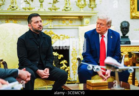 Anchorage, Alaska, USA. August 2025. US-Präsident Donald J Trump trifft am Montag, den 18. August, im Oval Office des Weißen Hauses in Washington, DC, USA, mit dem ukrainischen Präsidenten Wolodymyr Zelenskyy zusammen. 2025. die europäischen Staats- und Regierungschefs sind im Weißen Haus zur Unterstützung von Präsident Zelenskyy im Anschluss an das Treffen von Präsident Trumpâs mit dem russischen Präsidenten Wladimir Putin am Freitag, den 15. August in Anchorage, Alaska, USA, im Weißen Haus. 2025. Vermerk: Aaron Schwartz/Pool über CNP/dpa/Alamy Live News Stockfoto